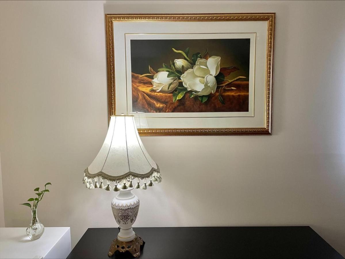 77 Nice And Warm Series Rooms โตรอนโต ภายนอก รูปภาพ