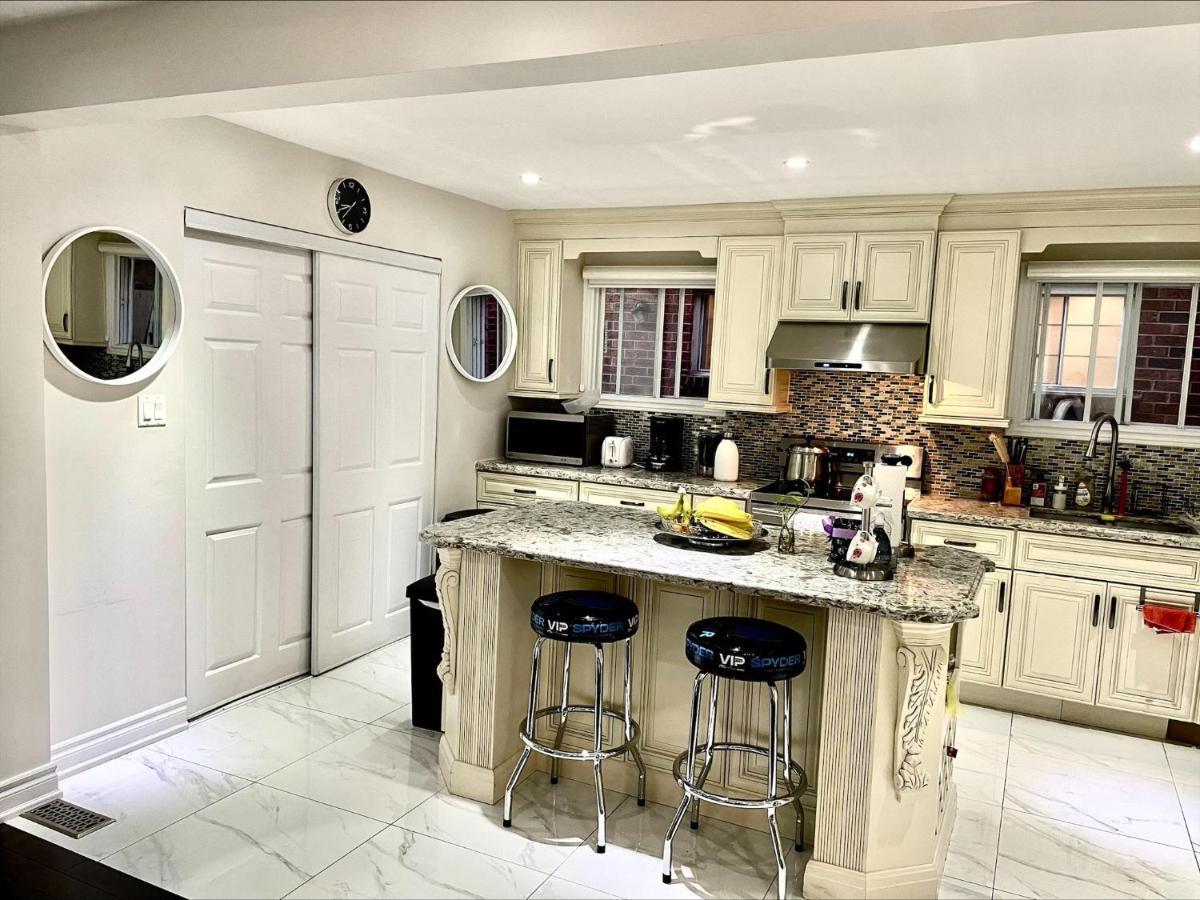77 Nice And Warm Series Rooms โตรอนโต ภายนอก รูปภาพ